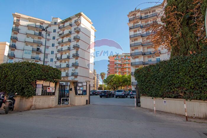 Appartamento con 6 locali in vendita in Via Unione Sovietica, Siracusa