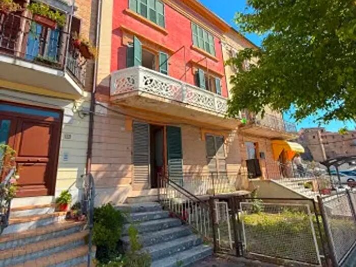 Casa con 5 locali in vendita in Viale della Vittoria, Loro Piceno