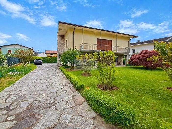 Casa con 5 locali in vendita in Vial Europa, Passirano