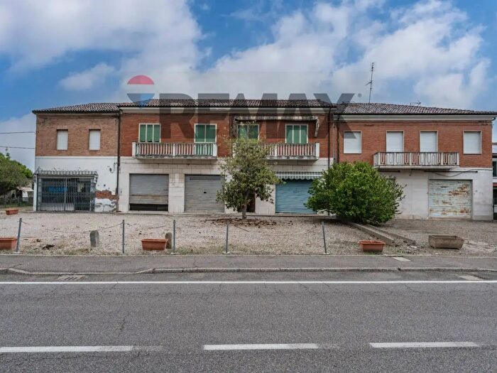 Appartamento con 10 locali in vendita in Piazza Libertà, Masi Torello
