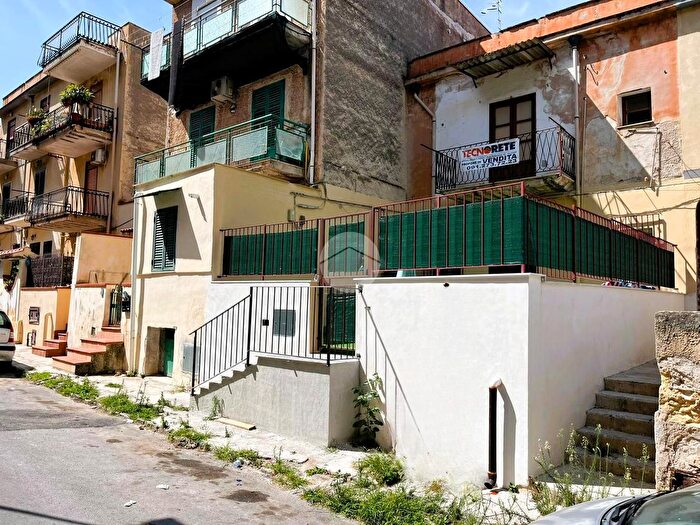 Appartamento trilocale in vendita in Via Giusino, Palermo