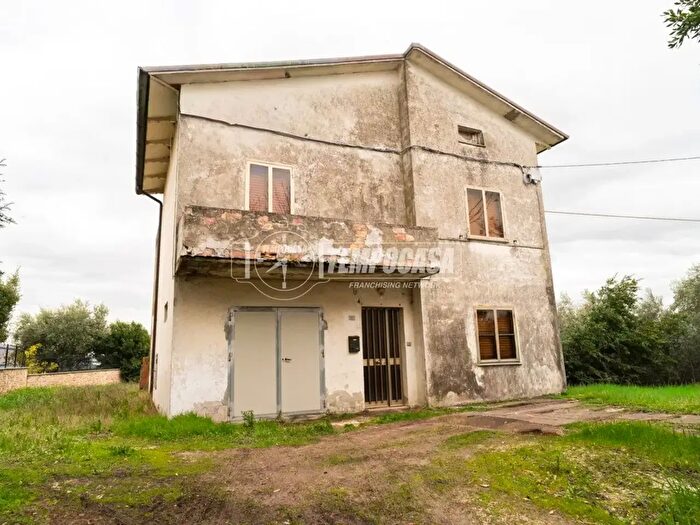 Casa con 8 locali in vendita in Via Eugenio Montale, Terre Roveresche