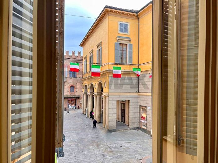 Appartamento bilocale in affitto in Piazza Del Monte, Centro Storico, Reggio Emilia
