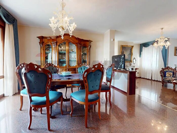 Casa con 9 locali in vendita in Pozzonovo