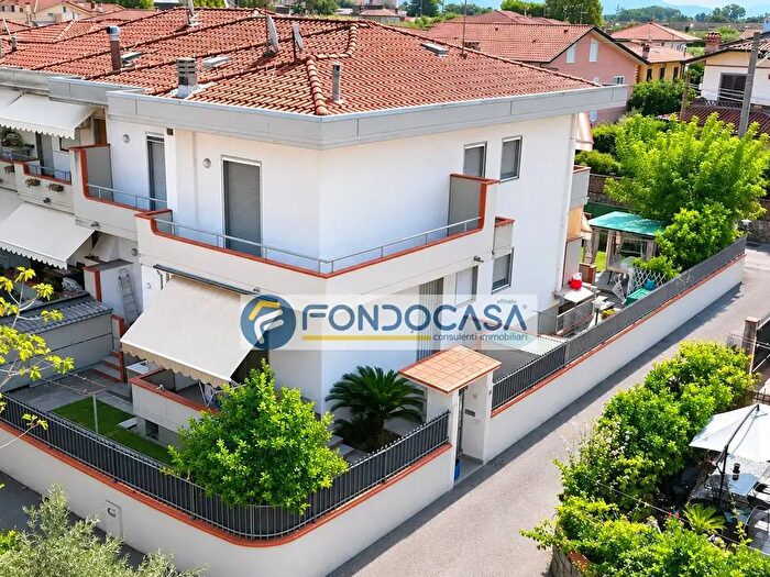 Casa con 5 locali in vendita in Via Puliche, Massa