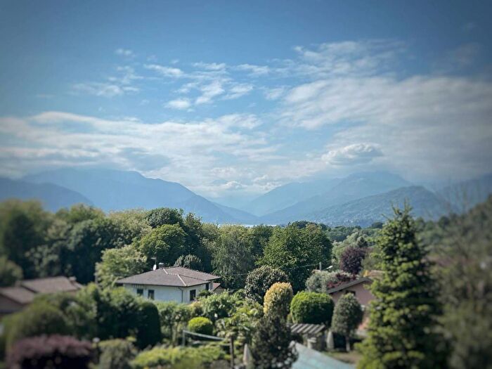 Casa trilocale in affitto in Laveno, LavenoMombello