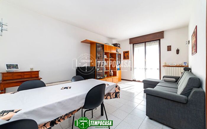 Appartamento trilocale in vendita in Via G Mazzini, Burago Di Molgora