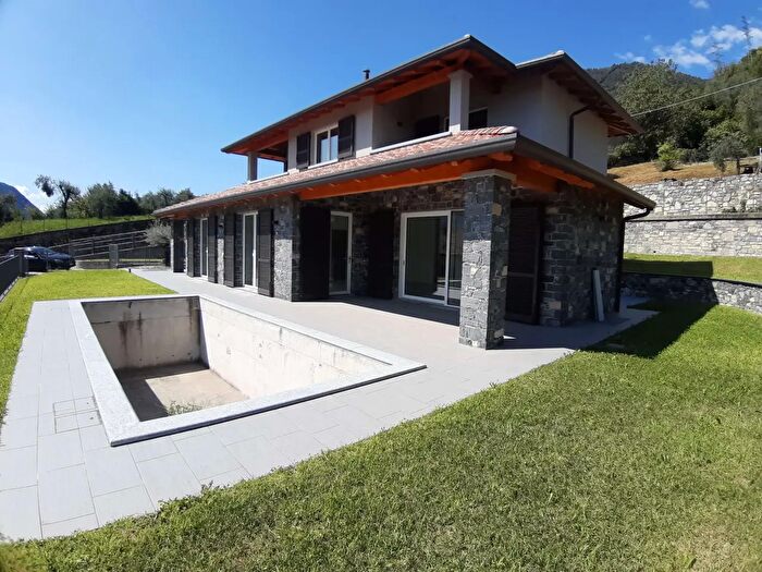 Casa con 7 locali in vendita in Via degli Alpini, Tremezzina
