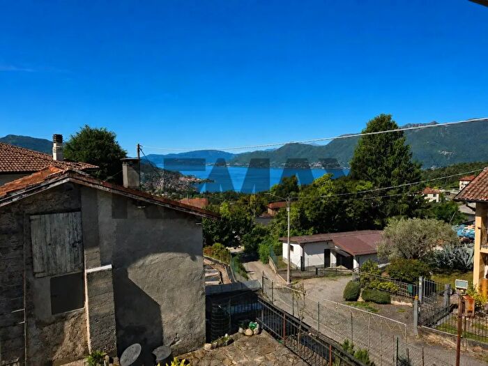 Casa con 5 locali in vendita in Via Roggiolo, Luino