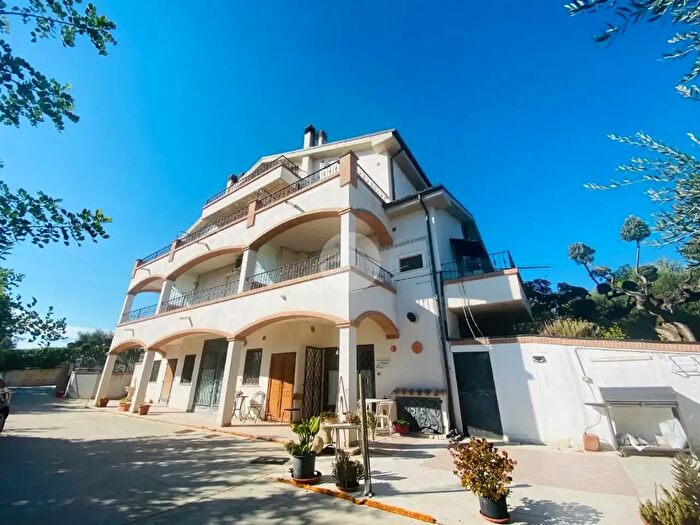 Casa con 15 locali in vendita in Via Tavolato, Citta' Sant'Angelo