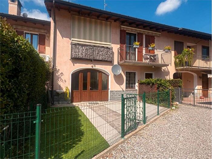 Appartamento trilocale in affitto in Via Manzoni, Centro, Brebbia
