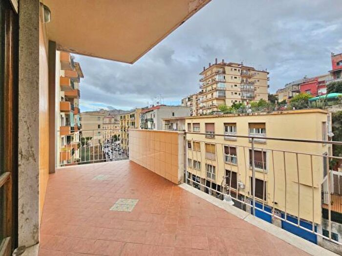 Appartamento con 5 locali in vendita in Via Giacinto Gigante, Napoli