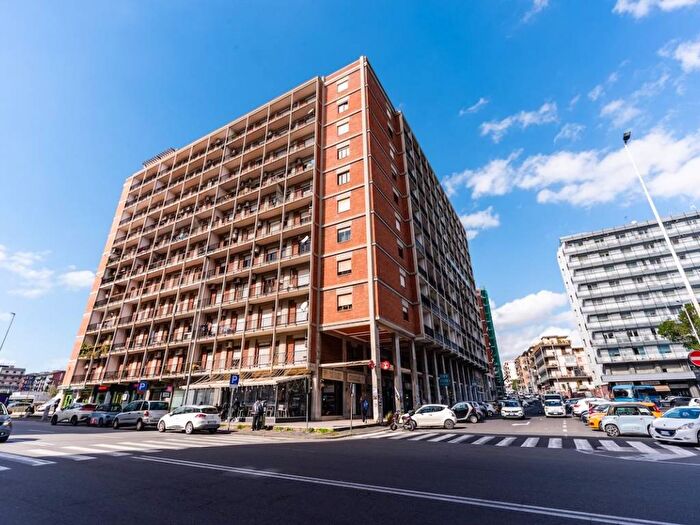 Appartamento con 6 locali in affitto in Piazza Michelangelo Buonarroti, Vulcania Sanzio, Catania