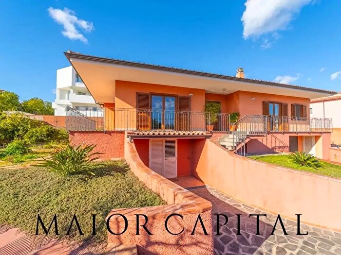 Casa con 9 locali in vendita in Olbia