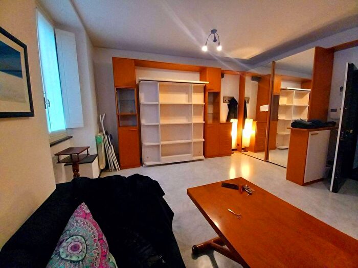 Appartamento bilocale in affitto in piazzetta Jacopo da Varagine, Caricamento, Genova