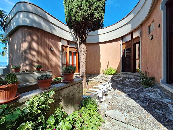 Casa con 8 locali in vendita in Treia