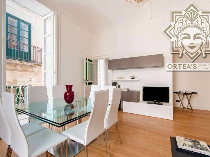 Appartamento trilocale in affitto in Via Roma, Ortigia, Siracusa