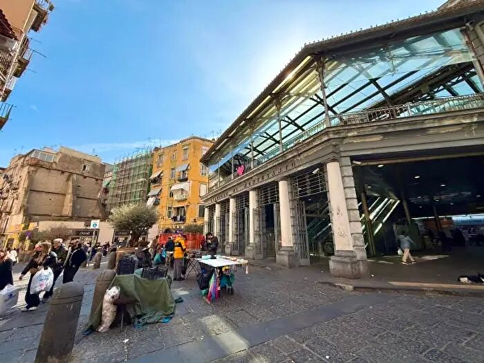 Appartamento con 5 locali in vendita in Via Montesanto, Napoli