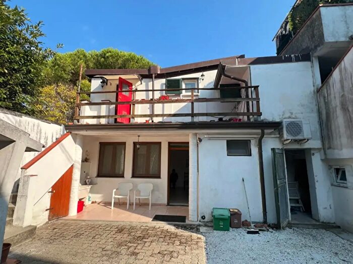 Casa con 9 locali in vendita in a Felice Cavallotti, Massa
