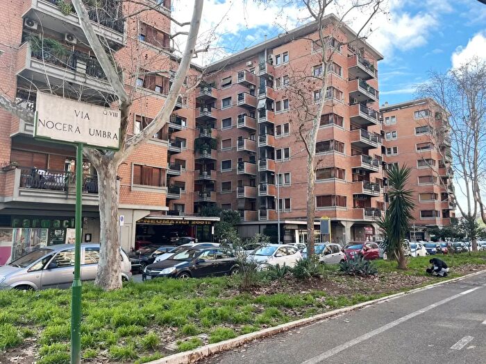 Appartamento trilocale in vendita in Via Nocera Umbra, Roma