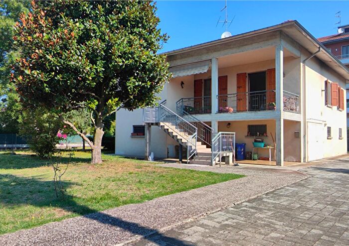 Casa con 5 locali in vendita in Via Verdi, Sissa Trecasali