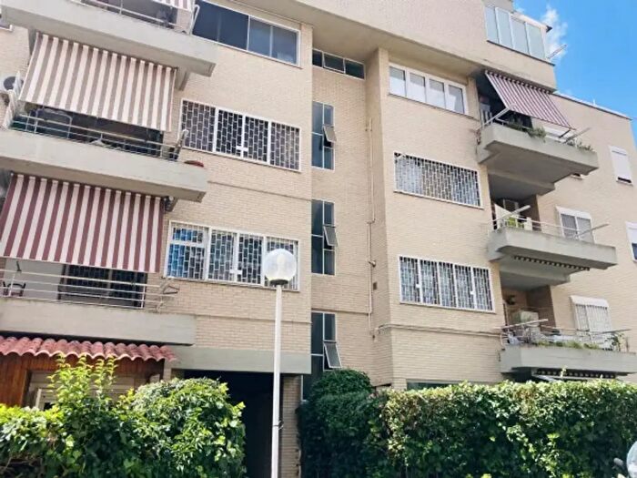 Appartamento con 5 locali in vendita in Via Poggio Verde, Roma