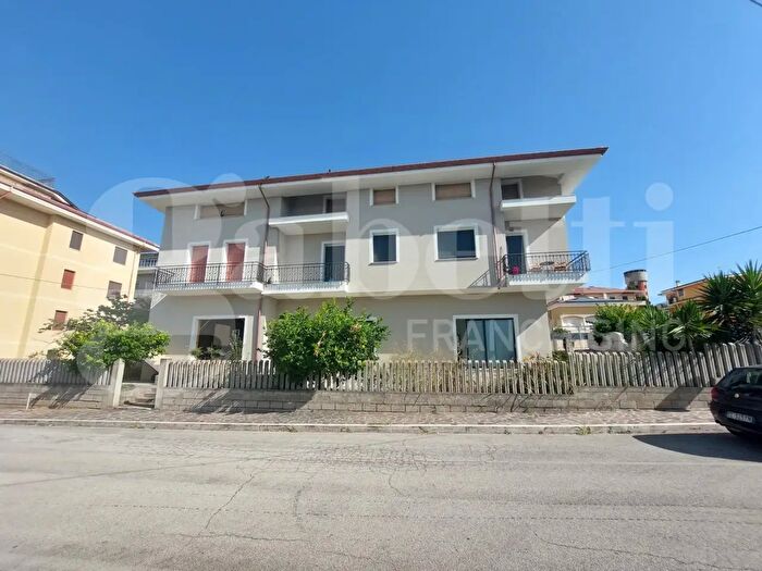 Casa con 10 locali in vendita in Via Francesco Petrarca, Controguerra