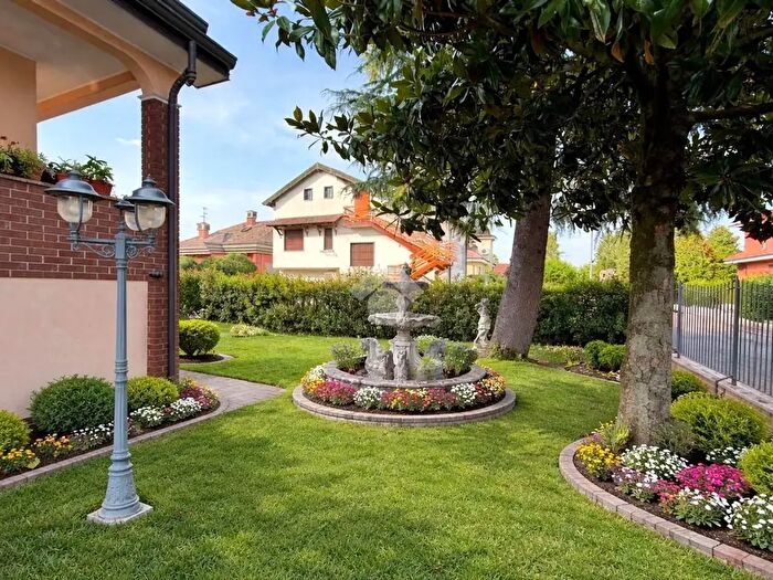 Casa con 8 locali in vendita in Via delle Rose, Assago