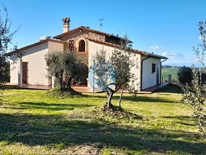 Casa con 12 locali in vendita in Lajatico