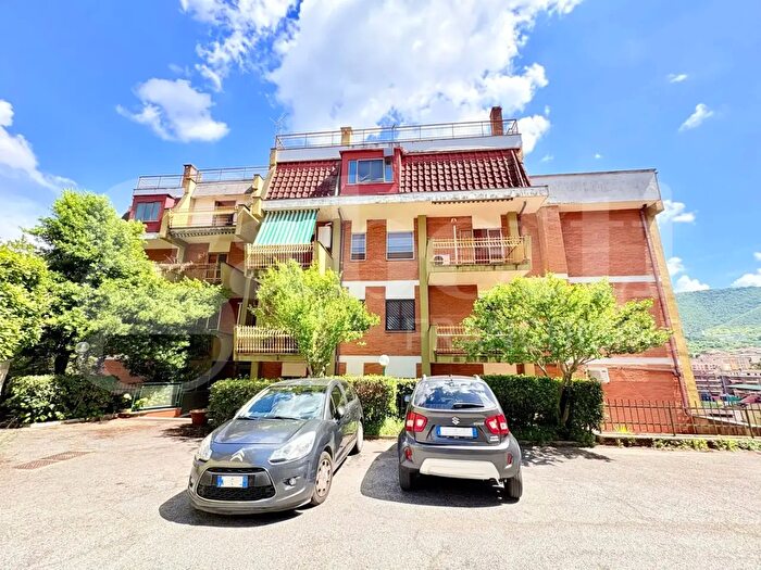 Appartamento con 7 locali in vendita in Via Latina, Colleferro