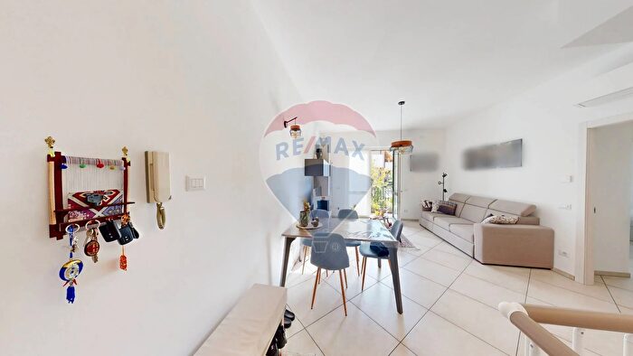 Appartamento trilocale in vendita in Via Adamello, Cesano Maderno