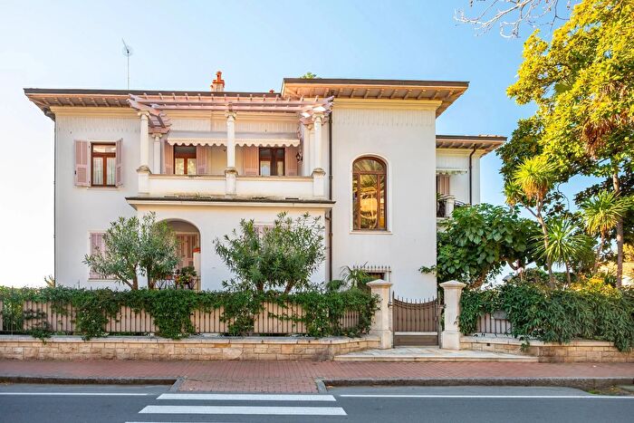 Casa con 7 locali in vendita in Via Romana, Bordighera