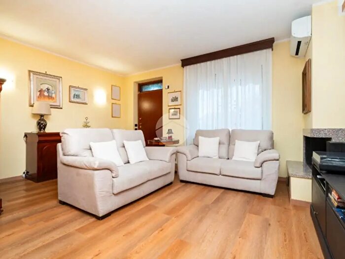 Casa con 6 locali in vendita in Via Alfieri, San Gillio