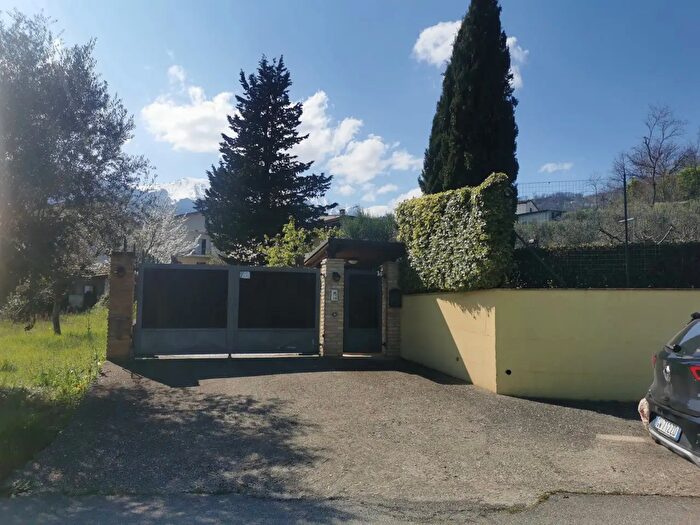 Casa con 13 locali in vendita in Sp, Farindola