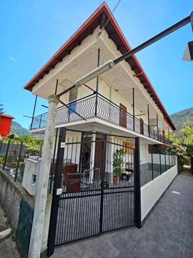 Casa quadrilocale in vendita in Via Edmondo De Amicis Ventimiglia, Ventimiglia