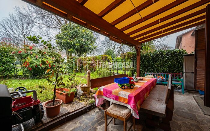 Casa quadrilocale in vendita in Strada Cavezzo, Modena