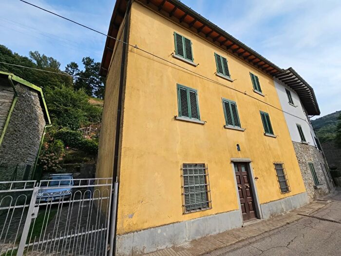 Casa con 7 locali in vendita in Viale della Repubblica, Vernio
