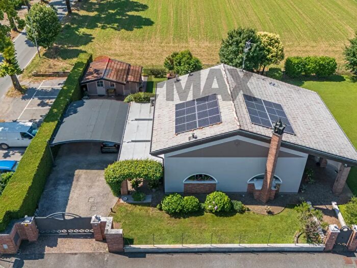 Casa con 7 locali in vendita in Via Carlo Tira, Volongo