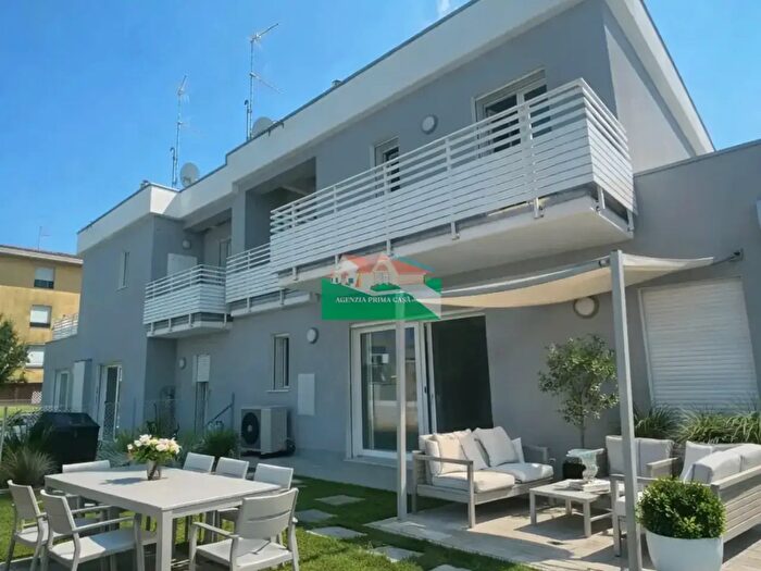 Casa con 6 locali in vendita in Via Salvatore Vallitutti, Ravenna