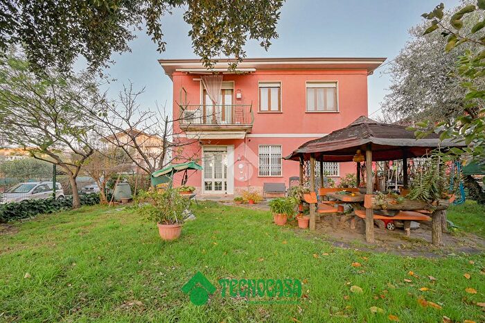 Casa con 5 locali in vendita in Via Isola dElba, Bolano