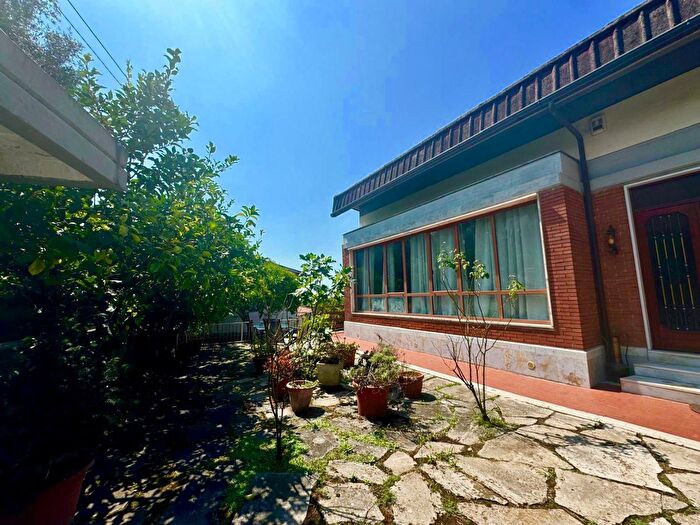 Casa con 5 locali in vendita in Massa