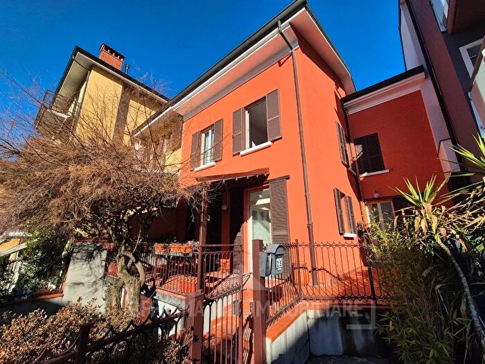 Casa con 9 locali in vendita in Piazza San Giorgio, Colico