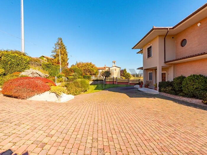 Casa con 8 locali in vendita in Via Ferrata, Oricola