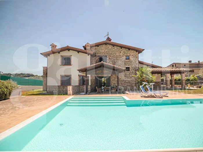 Casa con 14 locali in vendita in Via Roberto Pomini, Perugia