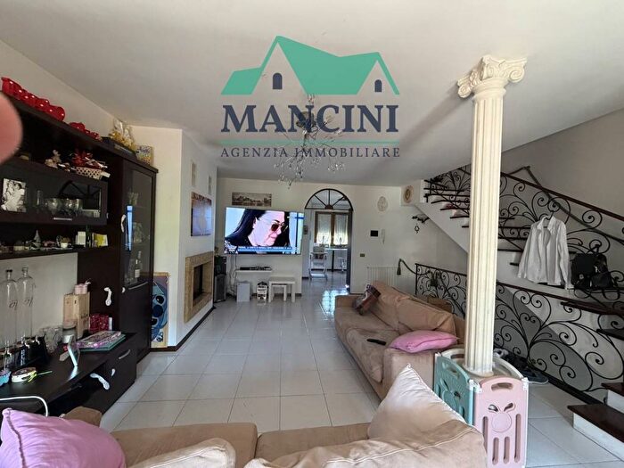 Casa con 6 locali in affitto in CECCACCI, Moie, Maiolati Spontini