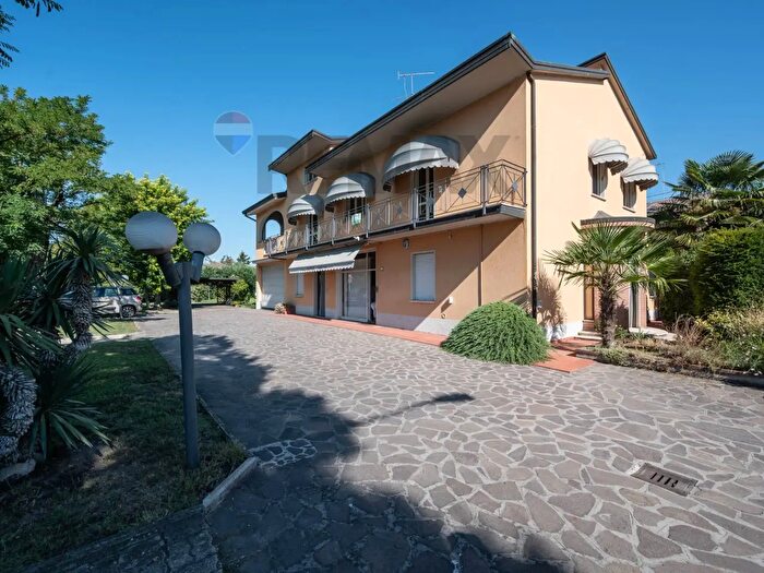 Casa con 10 locali in vendita in Via Martin Luther King, Poviglio
