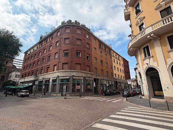 Appartamento quadrilocale in vendita in Via Urbano III, Carrobbio, Milano