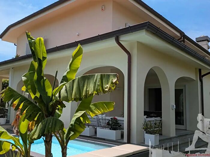 Casa con 7 locali in affitto in Forte Dei Marmi