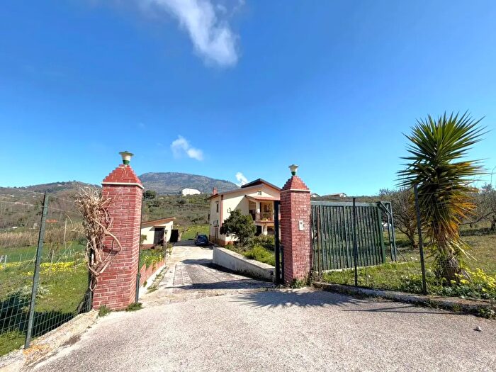 Casa con 8 locali in vendita in Bisacquino