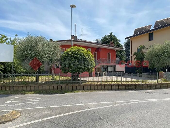 Casa con 5 locali in vendita in Via San Giovanni Bosco, Solza